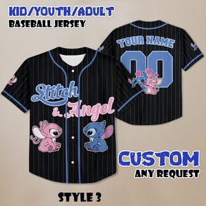 Op de afbeelding: Zwart honkbalshirt met blauwe krijtstrepen, met Stitch en Angel graphics. De voorkant toont "Stitch & Angel", en de achterkant heeft ruimte voor een aangepaste naam en nummer. Het shirt is gelabeld "Kid/Youth/Adult" en "Custom Any Request".