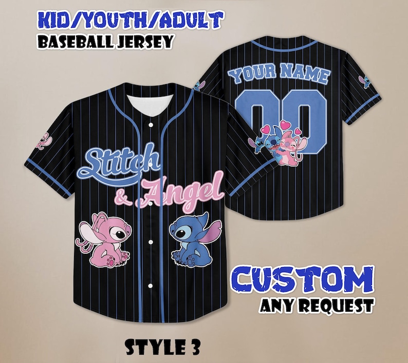 Op de afbeelding: Zwart honkbalshirt met blauwe krijtstrepen, met Stitch en Angel graphics. De voorkant toont "Stitch & Angel", en de achterkant heeft ruimte voor een aangepaste naam en nummer. Het shirt is gelabeld "Kid/Youth/Adult" en "Custom Any Request".