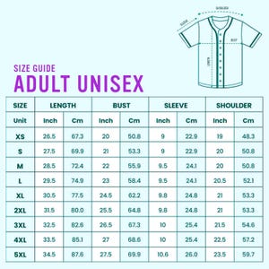 Op de afbeelding: Maattabel voor unisex kleding voor volwassenen, metingen in inches en centimeters. Inclusief lengte, borst, mouw en schouder afmetingen voor maten XS tot 5XL. Een diagram van een jersey shirt is ook inbegrepen.