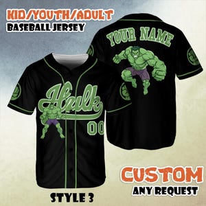 Puede incluir: Camiseta de béisbol negra con detalles verdes que presenta a Hulk. La parte delantera muestra "Hulk" en escritura verde, el número "00" y un gráfico de Hulk. La parte trasera tiene "YOUR NAME" y un gráfico de Hulk. La camiseta está etiquetada como "KID/YOUTH/ADULT BASEBALL JERSEY".