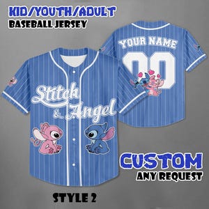 Op de afbeelding: Blauw honkbalshirt met witte krijtstrepen, met de tekst "Stitch & Angel" en stripfiguren. De achterkant toont "YOUR NAME" en een nummer. Het shirt is gelabeld "KID/YOUTH/ADULT BASEBALL JERSEY" en "CUSTOM ANY REQUEST".