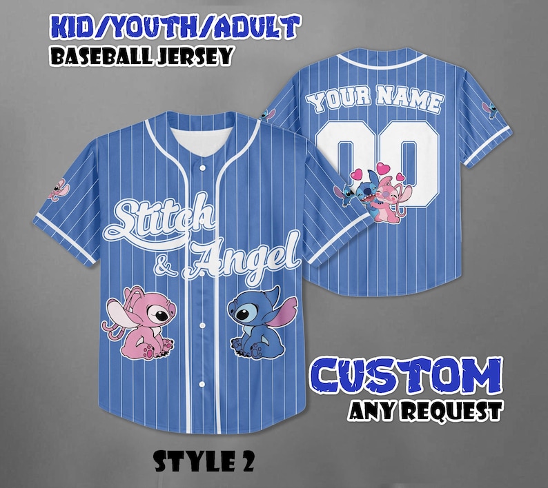 Op de afbeelding: Blauw honkbalshirt met witte krijtstrepen, met de tekst "Stitch & Angel" en stripfiguren. De achterkant toont "YOUR NAME" en een nummer. Het shirt is gelabeld "KID/YOUTH/ADULT BASEBALL JERSEY" en "CUSTOM ANY REQUEST".