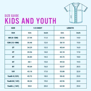 Op de afbeelding: Een maattabel voor kinderkleding en jeugdkleding, met afmetingen in centimeters en inches. De tabel bevat maten van 6 maanden tot jeugd large, met borst- en lengtematen voor elke maat. Illustratie van een honkbalshirt.