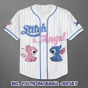 Op de afbeelding: Wit honkbalshirt met blauwe krijtstrepen, met de tekst "Stitch & Angel" in blauw en roze. Het shirt heeft cartoonafbeeldingen van Stitch en Angel. De tekst "KID, YOUTH BASEBALL JERSEY" staat onderaan.