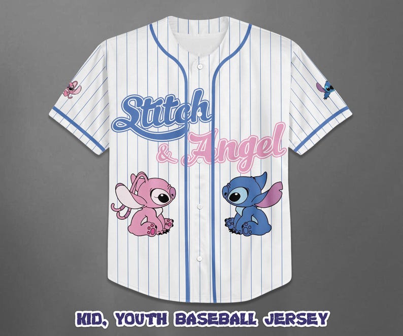 Op de afbeelding: Wit honkbalshirt met blauwe krijtstrepen, met de tekst "Stitch & Angel" in blauw en roze. Het shirt heeft cartoonafbeeldingen van Stitch en Angel. De tekst "KID, YOUTH BASEBALL JERSEY" staat onderaan.