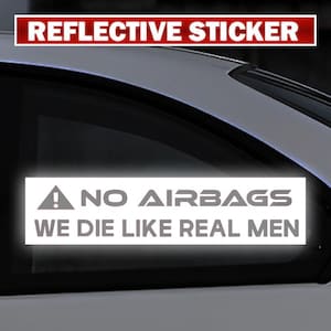 Può includere: Un adesivo riflettente rettangolare applicato sul finestrino di un'auto. L'adesivo presenta un'icona a triangolo di avvertimento grigia seguita dal testo NO AIRBAGS e dal testo WE DIE LIKE REAL MEN in carattere grassetto su sfondo bianco.