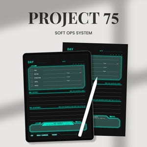 Op de afbeelding: Een zwarte digitale planner met een teal rasterontwerp en de tekst "PROJECT 75 SOFT OPS SYSTEM". Een witte stylus ligt op de tablet. De planner bevat secties voor dagelijkse taken en notities.