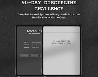Op de afbeelding: Twee tablets met een "90-Day Discipline Challenge". De tekst bevat "Gamified Journal System" en "Build Habits or Game Over". Eén tablet toont "Level 01" met details over status, doel en duur. De andere toont "90-Day Gamified Discipline System."