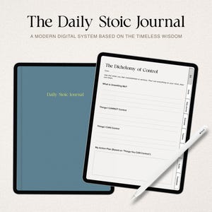 Może przedstawiać: Cyfrowy dziennik i tablet z tekstem "The Daily Stoic Journal" i "A MODERN DIGITAL SYSTEM BASED ON THE TIMELESS WISDOM". Tablet wyświetla stronę zatytułowaną "The Dichotomy of Control" z monitami do refleksji. Biały rysik spoczywa na tablecie.