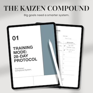 Peut inclure: Deux tablettes numériques affichant un système de productivité. La tablette de gauche affiche "01 TRAINING MODE: 28-DAY PROTOCOL" avec le texte "The Kaizen Compound System." La tablette de droite a une liste de contrôle. Un stylet blanc repose sur la tablette de gauche.