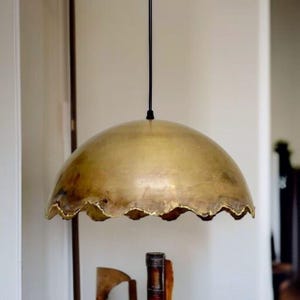 Handgjord kupolformad taklampa i åldrad mässing – taklampa med oregelbunden kant, vintage heminredning