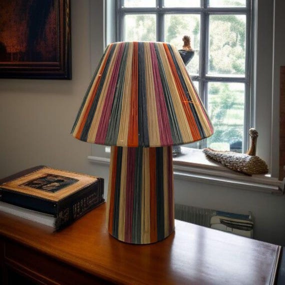Lampe de Table Artisanale en Raphia Naturel – Design Bohème à Rayures Multicolores – Éclairage Décoratif Fait Main