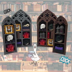 Pode incluir: Quatro prateleiras em miniatura de estilo gótico em cinza e marrom, preenchidas com pequenos itens decorativos, incluindo crânios, aglomerados de cristais vermelhos, espécimes de borboletas emoldurados, plantas, lanternas e livros, com um ganso.