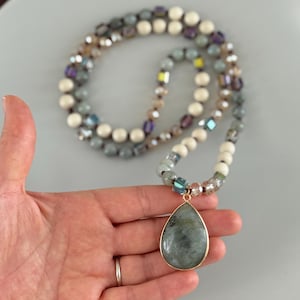 Collier larme labradorite - Bijoux en perles bohèmes irisés, pendentif en cristal magie et transformation, long collier en couches, cadeau pour elle
