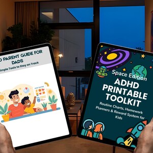 Op de afbeelding: Twee tablets met digitale gidsen. Eén leest "ADHD Ouder Gids voor Vaders" met illustraties. De andere is "Space Edition ADHD Printable Toolkit" met een raket en planeten. Beide bieden tools voor ADHD-beheer.