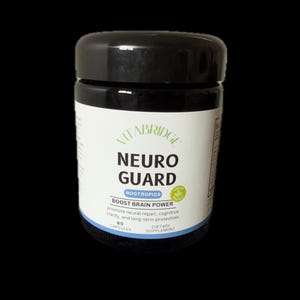 Op de afbeelding: Een zwarte pot met Neuro Guard voedingssupplement. Het witte etiket toont de merknaam Vitabridge in groen en de productnaam Neuro Guard in grote rode letters. Het etiket vermeldt ook "Boost Brain Power" en bevat 60 capsules.