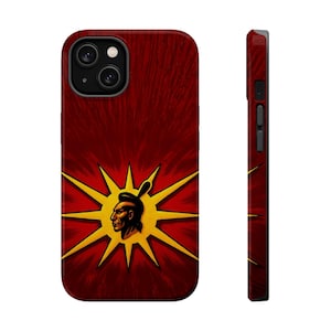 Peut inclure: Coque de téléphone avec un profil amérindien dans un motif de soleil jaune sur un fond rouge foncé. L'étui a une finition brillante et un module caméra noir.