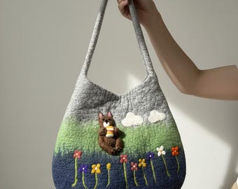 Bolso de hombro de fieltro hecho a mano con forma de oso: un bolso con un toque de fantasía inspirado en el bosque.