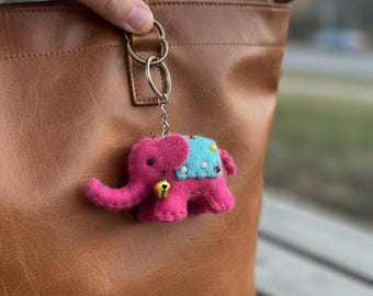 Gepersonaliseerde roze en blauwe naaldvilt olifant sleutelhanger met bel, naaldvilten tasbedel dieren, uniek cadeau