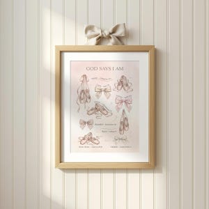 Puede incluir: Un estampado enmarcado con un marco de madera clara, con zapatillas de ballet y lazos en tonos rosa y beige suaves. El texto "GOD SAYS I AM" está en la parte superior, con palabras inspiradoras y versículos bíblicos. Un lazo beige está adjunto encima del marco.