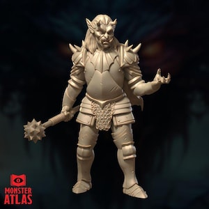 Peut inclure: Figurine détaillée d'un guerrier fantastique, vêtu d'une armure ornée et tenant une masse cloutée. La figurine a des cornes, de longs cheveux et une expression sévère. Le logo Monster Atlas est visible en bas.