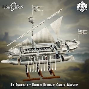Puede incluir: Modelo desmontado de un barco de guerra galera en gris claro, con velas, mástiles y remos. El modelo lleva la inscripción "La Pazienza - Domani Republic Galley Warship" en la parte inferior. El logotipo de la imprenta está en la parte superior izquierda.