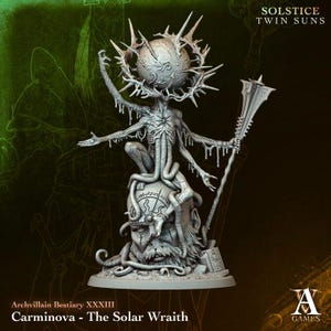 Op de afbeelding: Gedetailleerde grijze sculptuur van een wezen met een stekelige bolvormige kop, meerdere armen en een staf. De sculptuur is getiteld "Carminova - The Solar Wraith" uit de collectie "Archvillain Bestiary XXXIII". De tekst "SOLSTICE TWIN SUNS" is ook zichtbaar.