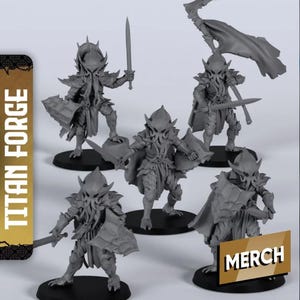 Puede incluir: Colección de figuras grises en miniatura de guerreros de fantasía, cada uno posando con armas y escudos. Las figuras están sobre bases negras, con el texto "TITAN FORGE" y "MERCH" visibles.
