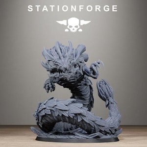 Peut inclure: Une figurine miniature en résine grise représentant une créature serpentine avec une tête cornue, des griffes acérées et un corps segmenté recouvert d'écailles. La figurine est présentée sous le texte STATIONFORGE et un logo crâne-enclume.