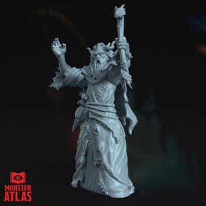 Puede incluir: Figura gris de un mago con barba larga, túnicas fluidas y un bastón con una parte superior en forma de llama. El mago tiene un brazo levantado y el otro sosteniendo el bastón. El logotipo de Monster Atlas está en la esquina inferior izquierda.