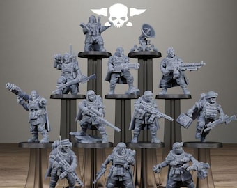 Könnte beinhalten: Eine Sammlung grauer Miniaturfiguren von Soldaten, jede mit Waffen und Ausrüstung posiert. Die Figuren werden auf schwarzen Ständern ausgestellt, mit dem Logo "STATIONFORGE" oben.