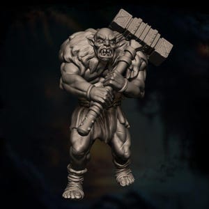Puede incluir: Una figura de fantasía musculosa, en tonos grises, sosteniendo un gran martillo. La figura tiene una expresión feroz, con dientes visibles y un cuello de piel. El martillo está detallado con diseños rectangulares. La figura lleva un taparrabos y vendas en las piernas.