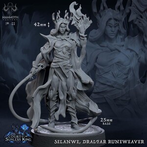 Könnte beinhalten: Graue, detaillierte Figur von Selanwe, Dralfar Runeweaver, aus dem Court of the Sunless King. Die Figur ist 42 mm hoch und steht auf einer 25 mm Basis. Die Figur trägt fließende Gewänder, ein Schwert und einen kronenartigen Kopfschmuck.