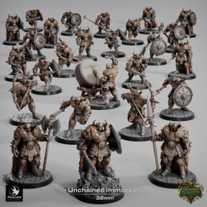 Peut inclure: Ensemble de figurines miniatures de guerriers fantastiques, chacun posant avec des armes et des boucliers. Les figurines sont dans des tons bruns et beiges, avec des détails complexes. La base de chaque figurine mesure 32 mm de diamètre. Le texte "Unchained Immortals" est visible.
