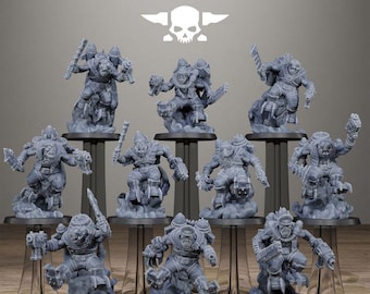 Op de afbeelding: Een verzameling van tien grijze hars miniatuurfiguurtjes die gepantserde ork-achtige krijgers in dynamische gevechtshoudingen afbeelden, elk gemonteerd op een ronde basis. De tekst STATIONFORGE staat bovenaan met een schedelicoon.