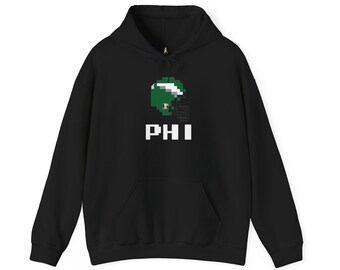 Könnte beinhalten: Schwarzer Kapuzenpullover mit einem pixeligen grünen American-Football-Helm-Motiv und den Buchstaben "PHI" in Weiß. Der Pullover hat eine Vordertasche und eine Kapuze mit Kordelzug. Ein lässiges, bequemes Kleidungsstück.