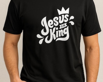 Camiseta Jesus is King – Camiseta Unissex Preta – Estampa Cristã Moderna – Presente Inspirador