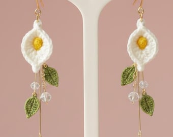 Pendientes florales de micro crochet, joyería artesanal estilo cottagecore, pendientes colgantes pastel estilo fairycore, regalo ligero de arte textil bohemio para mujer.