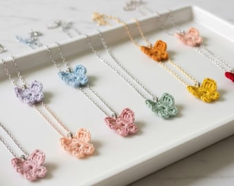 Naszyjnik z mikro-szydełkowym motylem • Pastelowy ręcznie robiony wisiorek • Delikatna minimalistyczna biżuteria