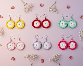 Pendientes circulares de micro crochet, joyería minimalista de fibra, pendientes redondos de hilo delicados y ligeros hechos a mano.