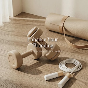 Pu&ograve; includere: Due manubri beige, un tappetino da yoga arrotolato con un cinturino e una corda per saltare bianca con manici in legno sono disposti su un pavimento in legno. Il testo "Enhance Your Branding" &egrave; presente.