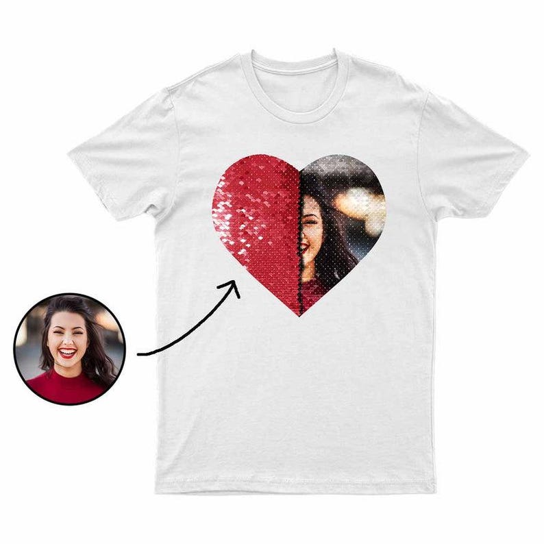 Puede incluir: Camiseta blanca con un dise&ntilde;o en forma de coraz&oacute;n. Una mitad del coraz&oacute;n es de lentejuelas rojas, y la otra mitad es una fotograf&iacute;a de una persona sonriente. Una foto circular de la persona est&aacute; en la esquina inferior izquierda.