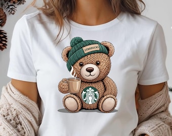Camiseta de oso cafetero adorable, camiseta de oso acogedor, camiseta de oso con sombrero verde, regalo para amantes del café, camiseta con estética otoñal e invernal, camiseta para adictos al café