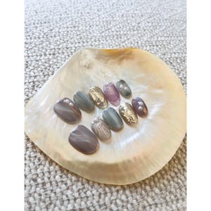 Presse de coquillages 3D sur les ongles | Faux ongles ronds courts, chrome nacré | Ongles à coller Mermaidcore Ocean | Manucure irisée pour les vacances d'été