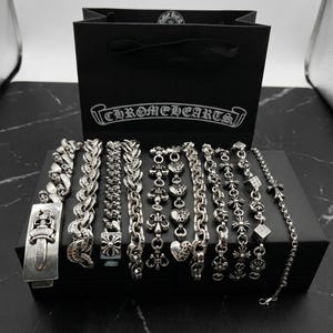 Op de afbeelding: Een set van drie keramische mokken met een gespikkelde, crèmekleurige glazuur. Elke mok heeft een ander handgeschilderd ontwerp: een blauw en groen blad, een gele en oranje bloem en een rode bes. De mokken hebben een inhoud van ongeveer 350 ml.