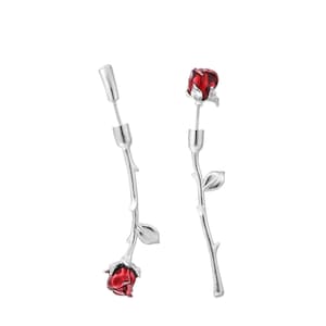 Könnte beinhalten: Ein Paar silberfarbene Rosenohrringe. Jeder Ohrring hat eine rote Rose am unteren Ende, mit einem Stiel und einem Blatt. Die Ohrringe haben einen Stecker und einen Verschluss für sicheren Halt.