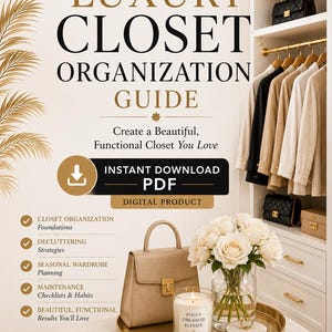 Op de afbeelding: Een digitale PDF-gids getiteld Yana Atelier Mason Luxury Closet Organization Guide. De omslag bevat tekst, een downloadpictogram, een beige handtas, een glazen vaas met witte rozen en een kaars met het label Focus Organize Elevate op een gouden dienblad.