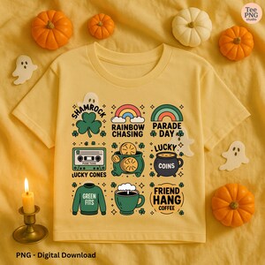 Puede incluir: Una camiseta amarilla con un tema del Día de San Patricio, con un trébol, un arcoíris y un gráfico de olla de oro. La camiseta también incluye texto que dice "Rainbow Chasing", "Parade Day", "Lucky Coins" y "Friend Hang Coffee".