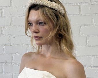 Tiara nupcial de estilo vintage con cuentas, lentejuelas y perlas.
