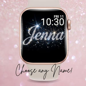 Puede incluir: Un reloj inteligente de oro rosa con una correa blanca muestra el nombre "Jenna" en una fuente brillante, similar a un diamante, en una pantalla negra. La hora es 10:30, viernes, con el texto "Choose any Name!" debajo. Las palabras "Luxe Babe" están arriba.